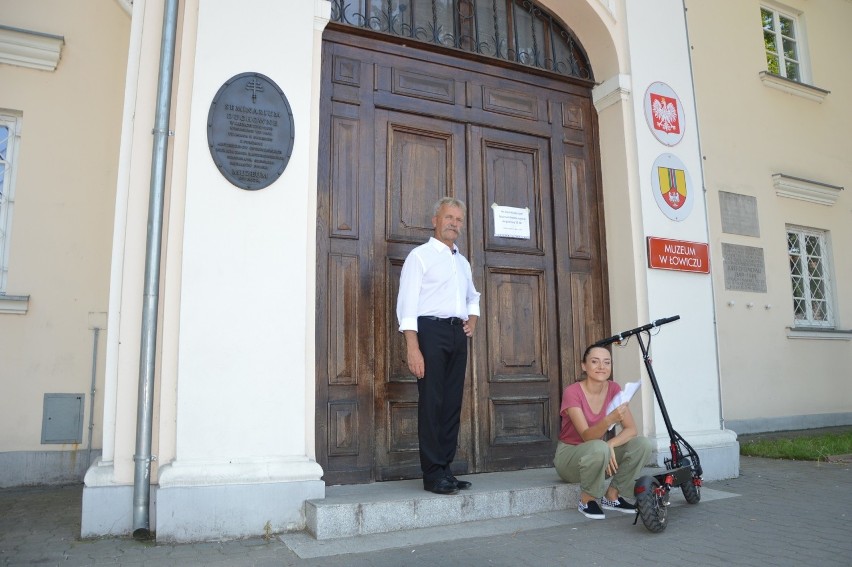 Kaja Sosnowska i Krzysztof Kaliński przed Muzeum w Łowiczu