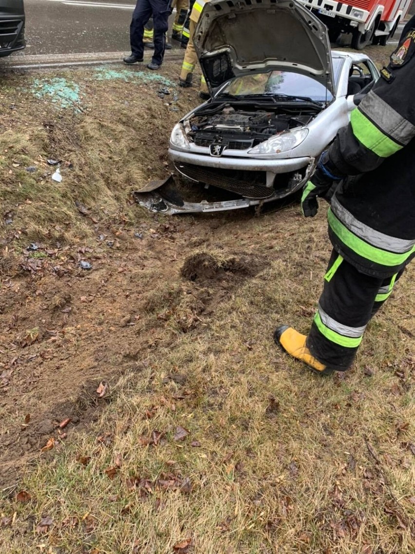 Wypadek w Jeleniach. Auto wpadło do rowu. 6.04.2022