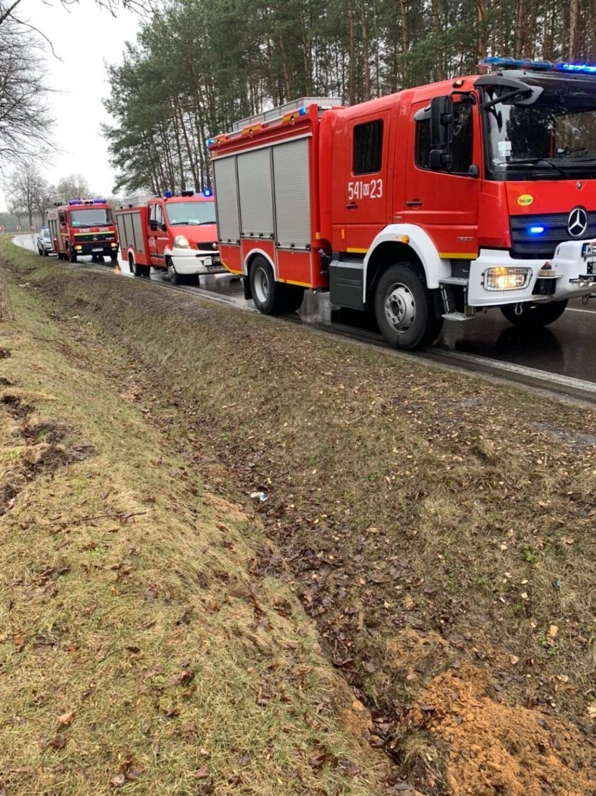 Wypadek w Jeleniach. Auto wpadło do rowu. 6.04.2022