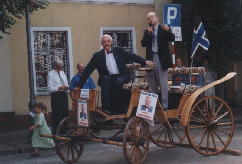 Bryczką na rynek w Sycowie zajechał Janusz Korwin-Mikke