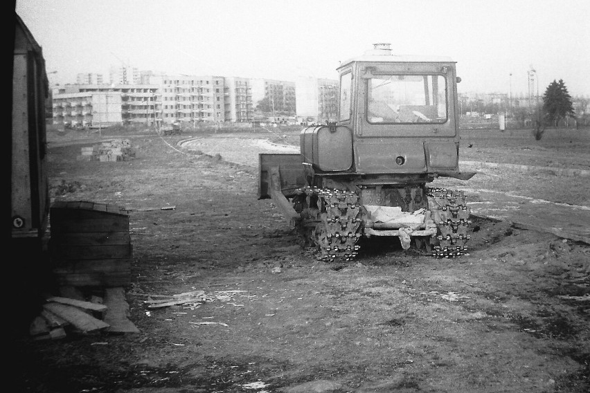 Spychacz DT przy baraku budowlańców. 
Data: 17 grudnia 1983.