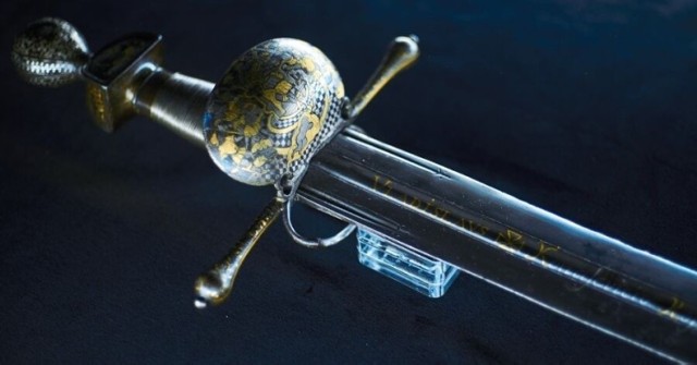 Miecz uważany jest za dar królewicza Władysława Zygmunta Wazy, późniejszego króla Władysława IV