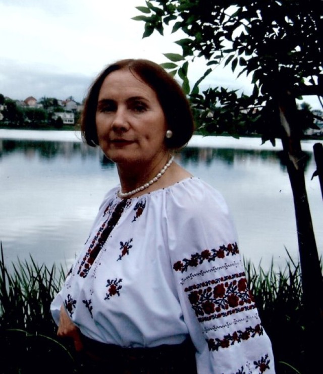 Na zdjęciu pani Dorota Bolesta w tradycyjnym ludowym stroju z Ukrainy