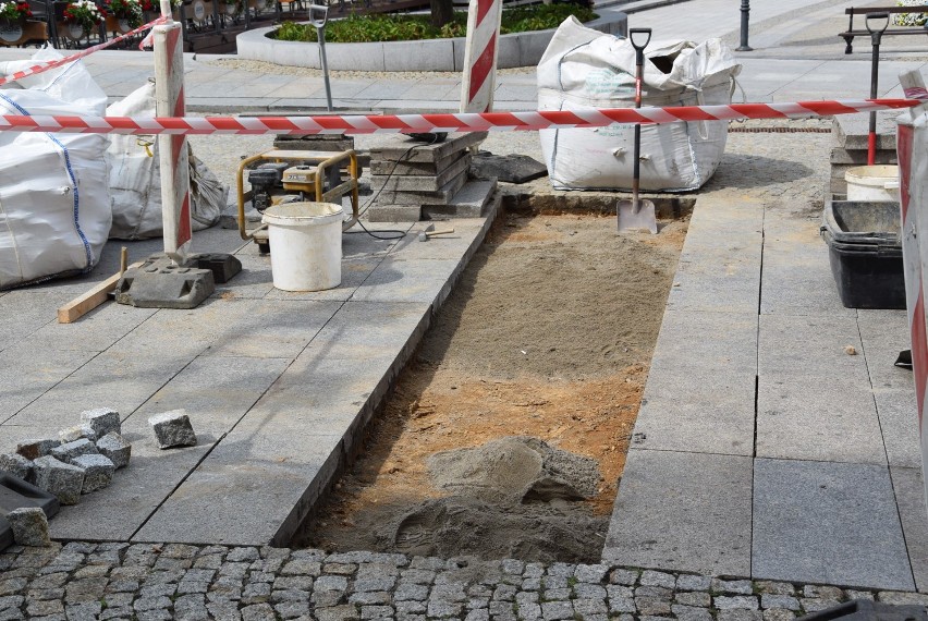 Remont nawierzchni na Rynku Kościuszki i Suraskiej [foto]