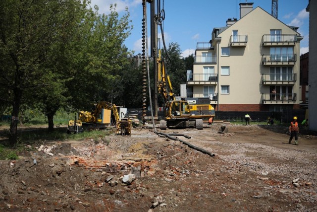 Mury przy ul. Lubicz odsłonięto w ramach przedinwestycyjnych badań archeologicznych