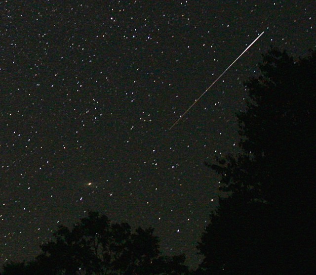 Przelot meteoru na tle gwiazdozbiorów Kasjopei i Andromedy. Niewielka plamka u dołu zdjęcia na przedłużeniu linii przelotu to Galaktyka Andromedy (M31). Jedyna, która zmierza w naszym kierunku.