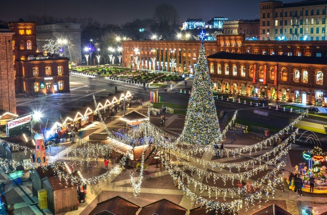 W czwartek (1 grudnia) uruchomiona zostanie iluminacja świąteczna Manufaktury. Wśród znanych już i lubianych przez łodzian motywów pojawią się zupełne nowości - rozbłyskujące kolorami baśniowe fotele, nowa piernikowa dekoracja wewnątrz galerii handlowej  i… gadające drzewo, które ciepłym głosem snuć będzie świąteczne opowieści dla najmłodszych. Stanie w małej rotundzie, nieopodal placu zabaw dla dzieci.

Na elewacji galerii handlowej Manufaktury, 34 ogromnych zmieniających kolory bombek w różnych rozmiarach. Nie mogło zabraknąć lubianych dekoracji na latarniach i setek lampek na drzewach. Będzie też oczywiście świetlisty, złożony z ponad 30 000 lampek baldachim nad świątecznym jarmarkiem. Nad rynkiem górować będzie piętnastometrowa choinka, którą ozdobi blisko 500 kolorowych bombek. Hitem z pewnością okażą się magiczne, „świetlne” fotele, na których będzie można zrobić sobie świąteczne „selfie”.

Na gwiazdkę zmienia się także wnętrze galerii handlowej Manufaktury. Tu motywem przewodnim są świątecznie udekorowane pierniki, które pojawią się na bogato zdobionych gałęziach wiszących nad głowami gości, mniejszych choinkach w strefie restauracyjnej i wielu innych kompozycjach. Na pierwszym piętrze na dzieci i nie tylko czekać będzie niezwykłe, gadające drzewo, które ciepłym głosem snuć będzie świąteczne opowieści.