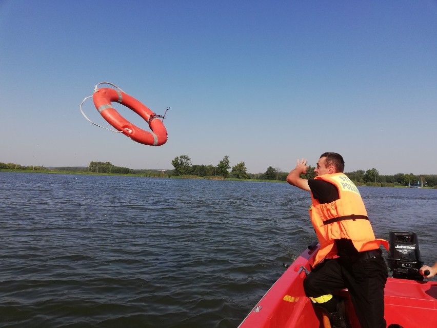 Człowiek resztką sił utrzymuje się przy zacumowanej łodzi na środku zalewu! Ćwiczenia strażaków nad Zalewem w Kraśniku