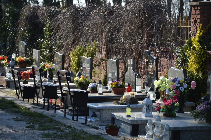 Cmentarze w Żarach i Żaganiu są zamknięte, ale ludzie chcą...
