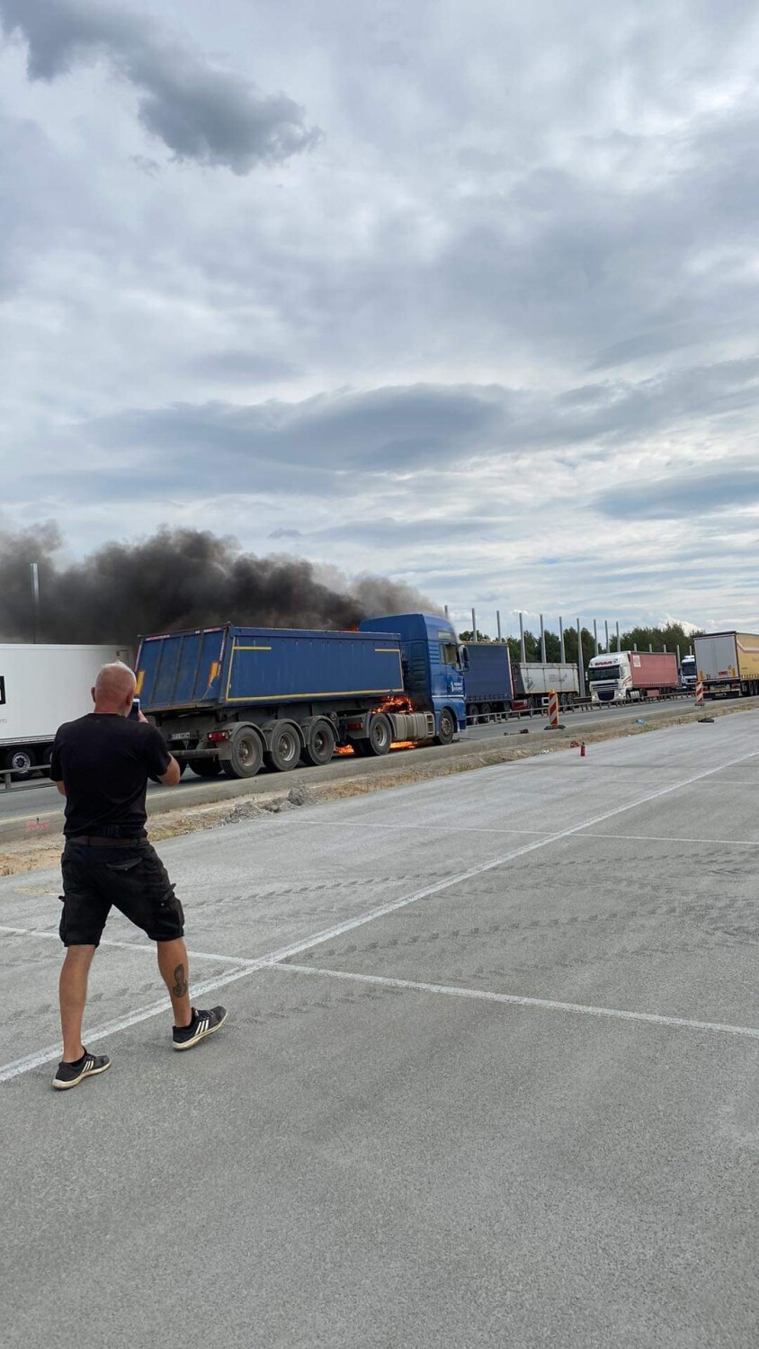 Pożar ciężarówki na autostradzie A1 między Kamieńskiem a Piotrkowem Trybunalskim
