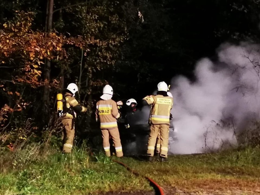 Gmina Kamieńsk. Pożar samochodu w lesie w Gałkowicach Nowych [ZDJĘCIA]