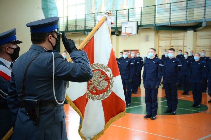 Nowi policjanci rozpoczynają służbę w komendzie powiatowej w Tomaszowie [ZDJĘCIA]
