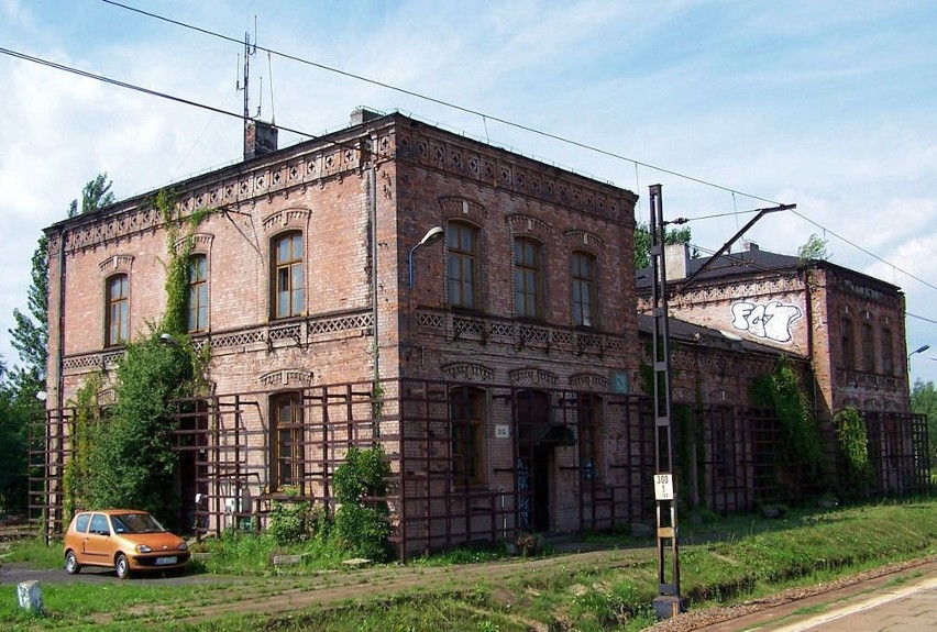 Główny budynek dworcowy mieszczący obecnie jedynie Nastawnię...