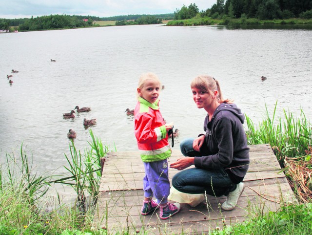 Dominika Szlachta z siostrzenicą Klaudią karmią kaczki nad zalewem Wolbromskim