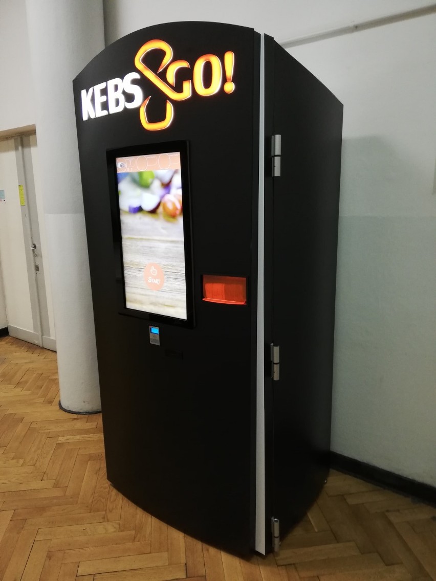 Kebaby z automatu hitem w Warszawie. Wielki sukces studentów ze stolicy. Kolejne maszyny staną w centrum miasta