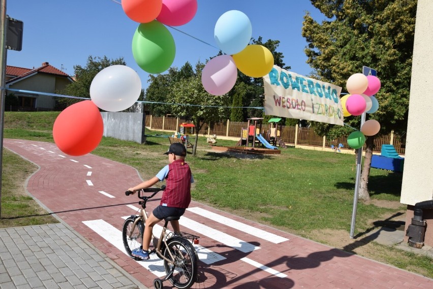 Przedszkole Kubusia Puchatka w Pruszczu ma ścieżkę rowerową. Radości z jeżdżenia co niemiara!  |ZDJĘCIA