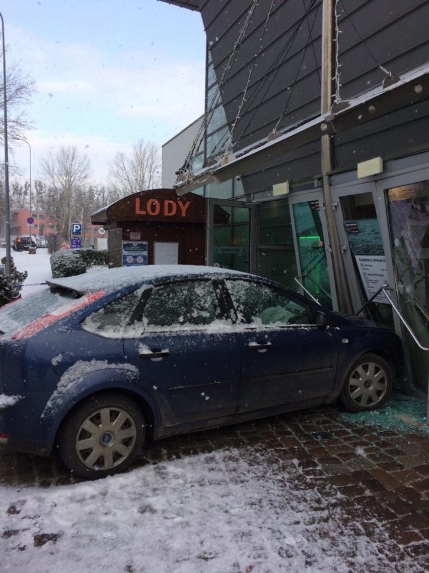 Samochodem wjechał w drzwi aquaparku w Sopocie, 5.02.2018 r.