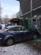 Samochód osobowy wjechał w budynek Aquaparku w Sopocie. Straty wyceniono na ok. 100 tysięcy złotych [zdjęcia]