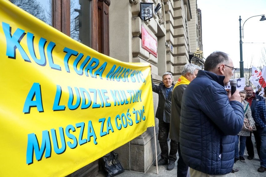 Protesty pracowników instytucji kultury trwają w Małopolsce...