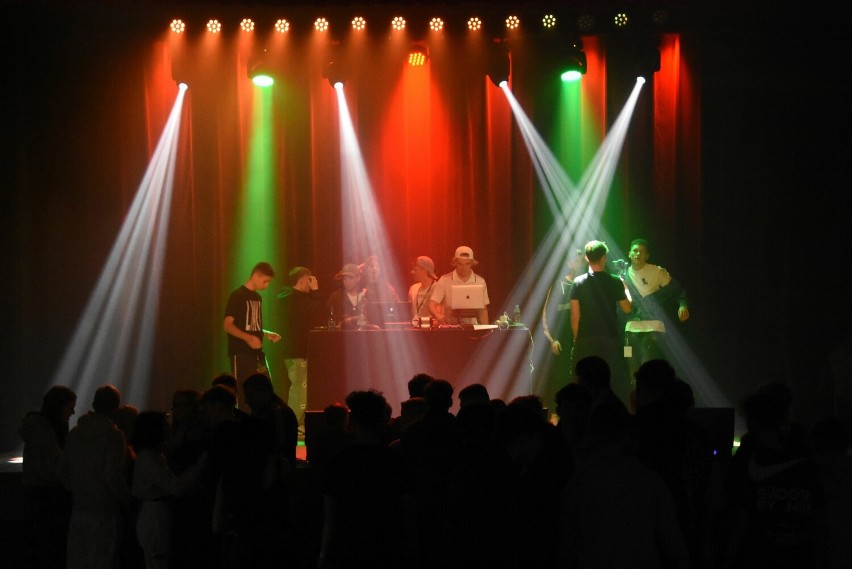 "Tune up" w Muzeum Śremskim w rytmie hip-hop. Na scenie wystąpili młodzi raperzy. "To otwiera nam furtkę na większe możliwości" [zdjęcia]