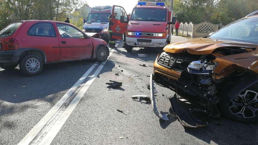 Wypadek na trasie Włocławek - Brześć Kujawski. Czołowe zderzenie samochodów [zdjęcia, wideo]