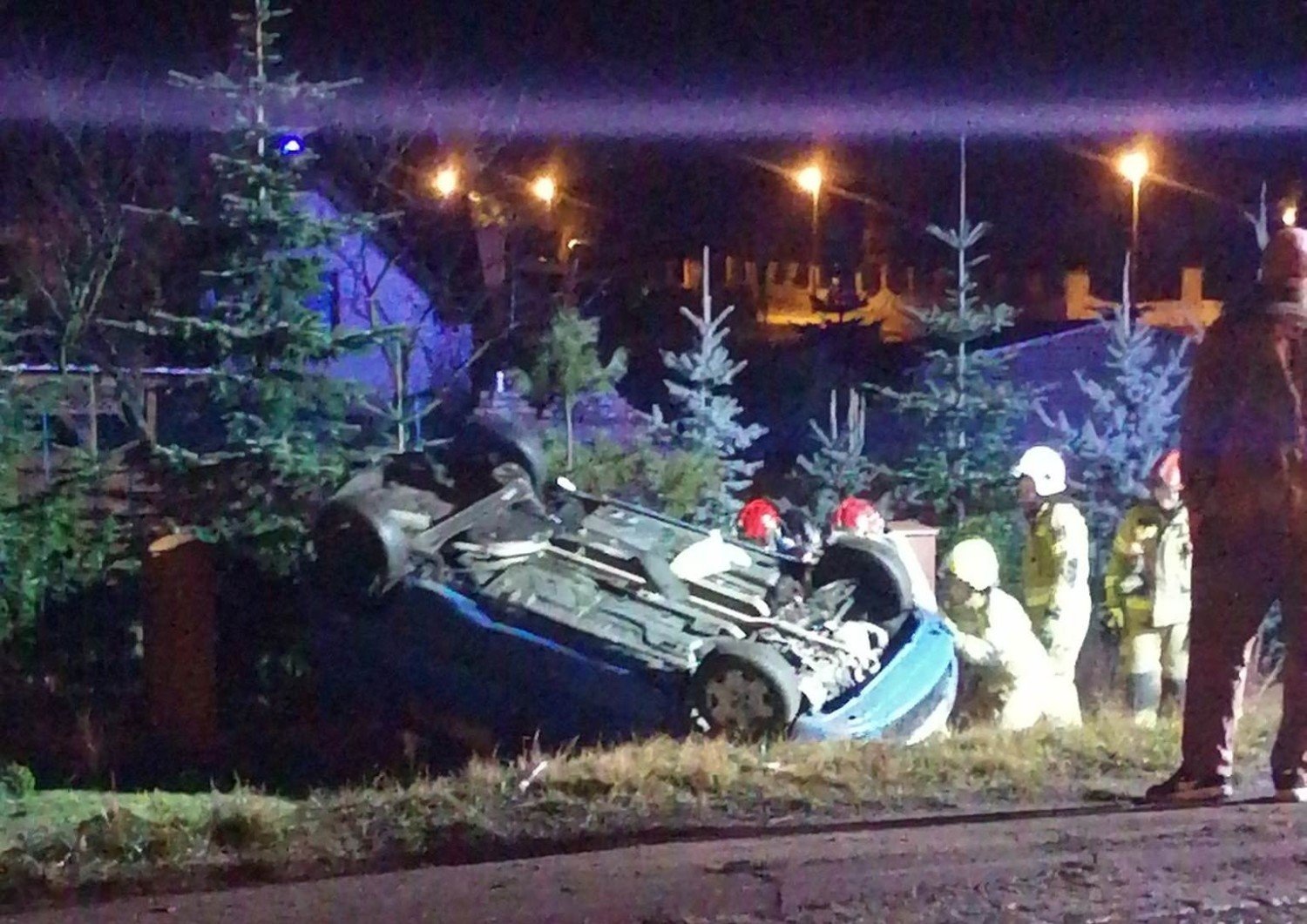 Dachowanie na zakręcie. Samochód wypadł z drogi w Jeninie