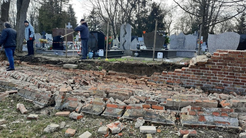 Tak wygląda uszkodzone ogrodzenie cmentarza komunalnego we...