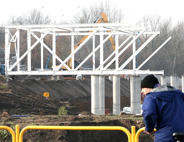 Postępy w inwestycji najlepiej widać od strony mostu na Wiśle. Każego dnia w konstrukcji przybywa elementów