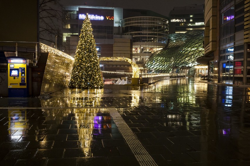 Iluminacja świąteczna w Warszawie 2018. Tak wyglądają miliony lampek bez tłumów [ZDJĘCIA]