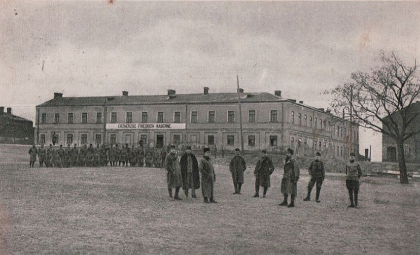 Lata 1910-1914 , Budynek jako koszary wojsk...