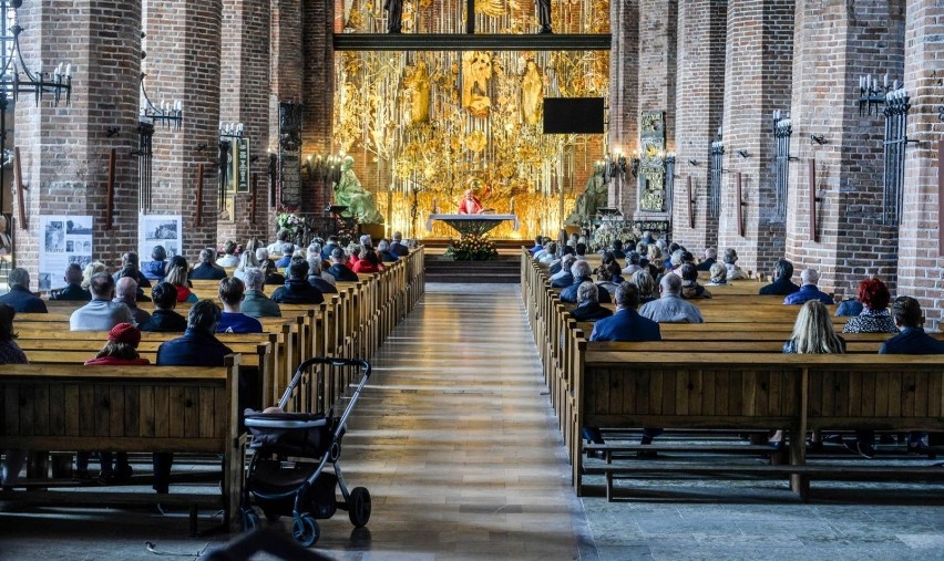 Episkopat zachęca do odwiedzania kościołów. Eksperci chcą zamknięcia świątyń