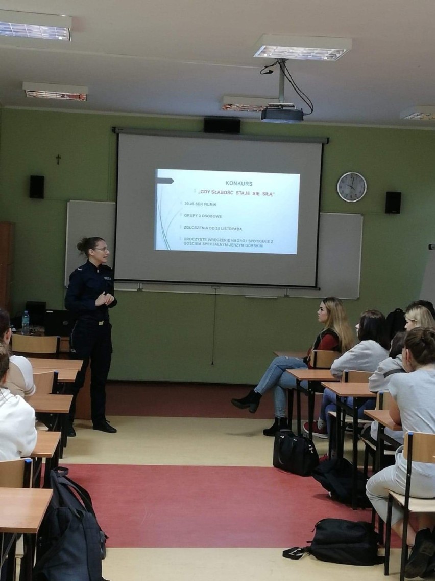 Nowy Dwór Gdański. Policjantka spotkała się z uczniami, aby porozmawiać o szkodliwości zażywania narkotyków
