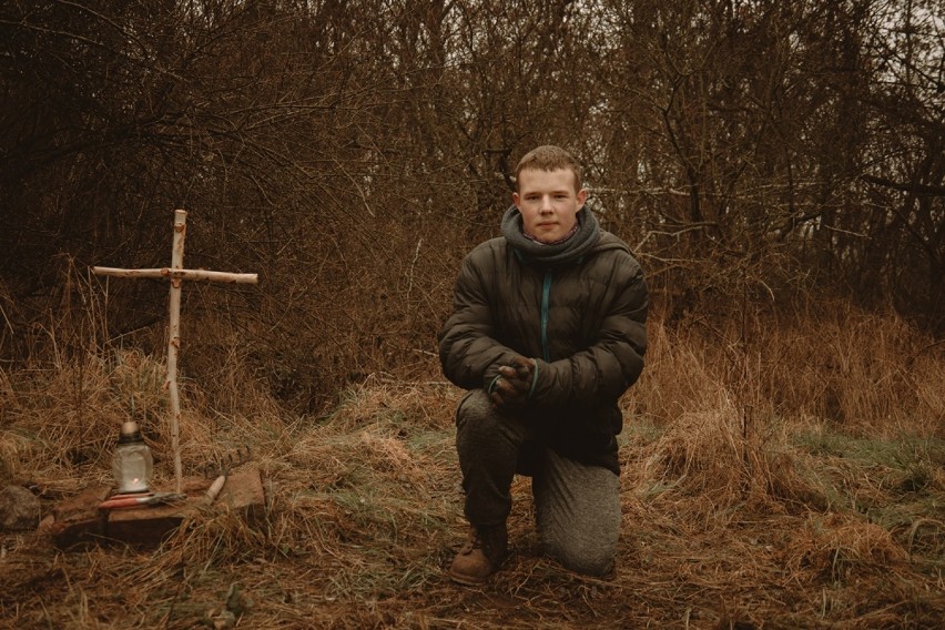 Nastolatek z Obornik odnawia zdewastowany cmentarz w Kowanowie