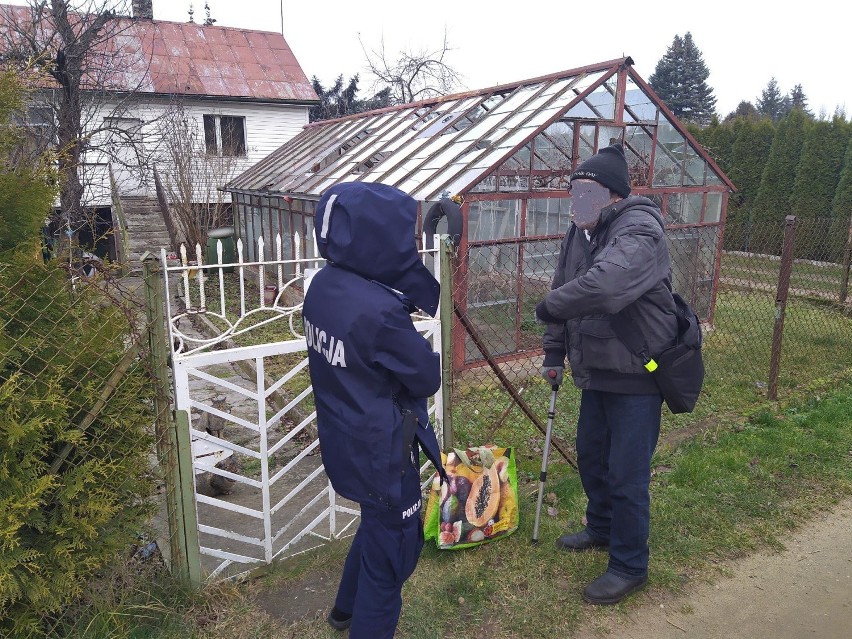 Nie bądźmy obojętni. Wasilkowscy policjanci szukali osób potrzebujących pomocy (zdjęcia) 