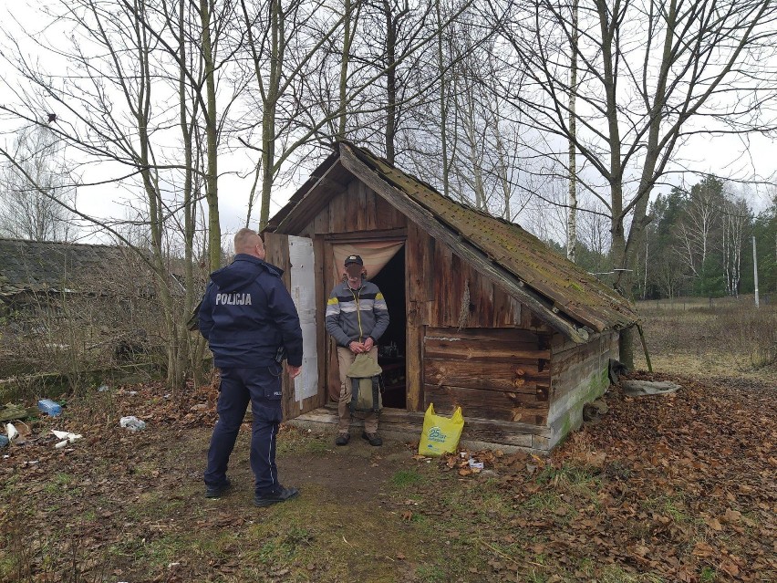 Nie bądźmy obojętni. Wasilkowscy policjanci szukali osób potrzebujących pomocy (zdjęcia) 