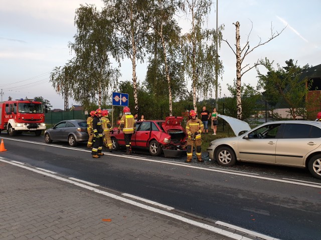 Wypadek na DW nr 266 w Odolionie. Zderzyły się trzy samochody osobowe.