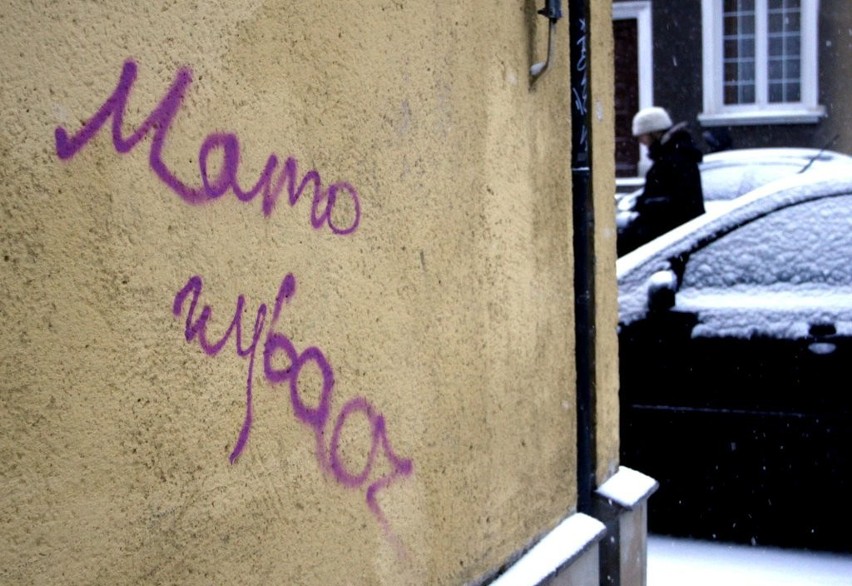Gdańsk: Pijane studentki malowały graffiti na kamienicach. Czy uszkodziły zabytki? ZDJĘCIA