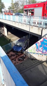 Katowice: Samochód spadł z wiaduktu na ul. Kościuszki, wprost na przejście dla pieszych [ZDJĘCIA]