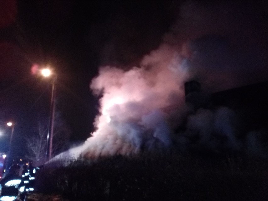 Pożar domu obok osiedla Sieje w Kielcach. Ogień rozprzestrzeniał się błyskawicznie. Strażacy musieli chronić inne budynki