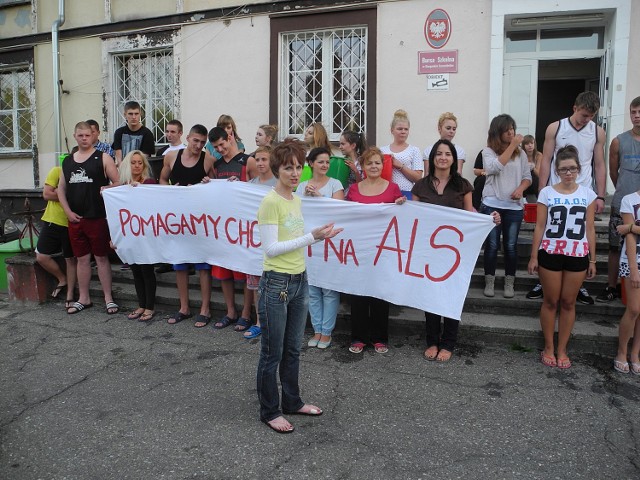 Dyrektorka Bursy Szkolnej w Stargardzie Grażyna Liszka podczas ubiegłorocznej akcji polewania się wodą dla chorych na ALS.