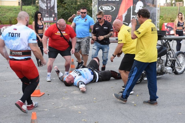 Puchar Narodów Strongman rozegranow Toruniu. O tytuł najmocniejszego strongmana na Błoniach Nadwiślańskich walczyli zawodnicy z Polski, Czech, Słowacji, Ukrainy. Uczestnicy rywalizowali w sześciu konkurencjach. Obejrzyjcie naszą fotorelację! 

Zobacz także: Perełki z kamer Google Street View w Kujawsko-Pomorskiem