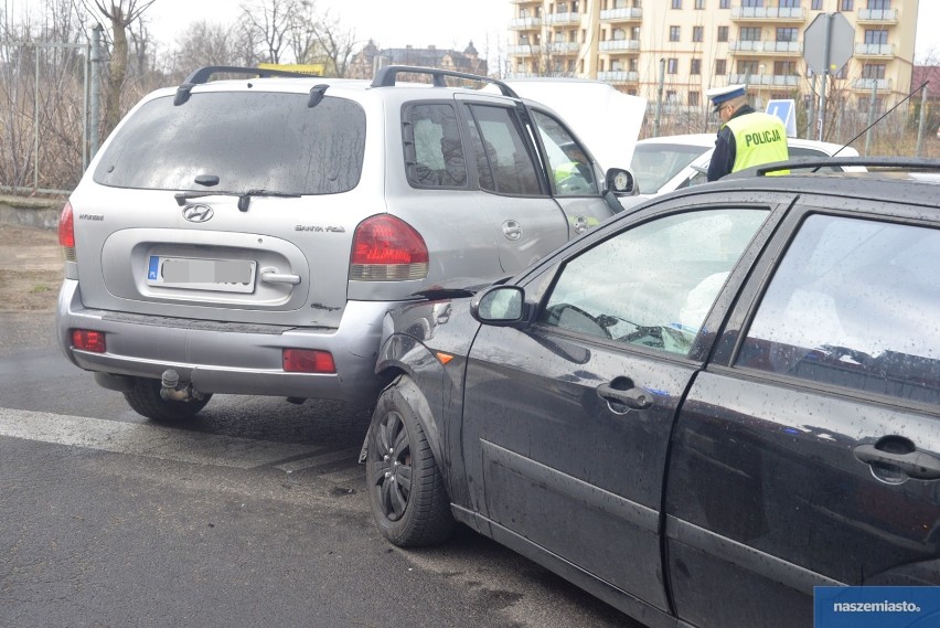 Wypadek na skrzyżowaniu Barska - Żytnia we Włocławku. Zderzenie trzech samochodów, w tym nauki jazdy [zdjęcia] 