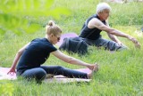 Niedzielna joga w parku Źródliska II. Porozciągać się przyszło ponad 80 osób