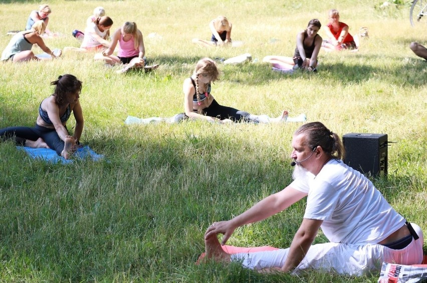 Niedzielna joga w parku Źródliska II. Porozciągać się przyszło ponad 80 osób