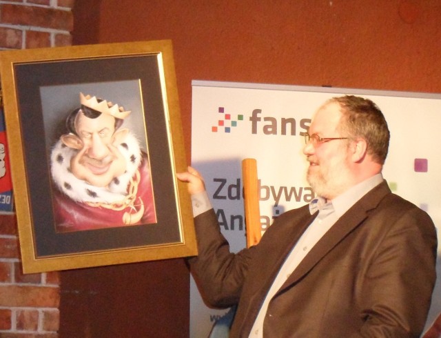 Wojciech Wieczorek, dyrektor MCK w Tychach, z karykaturą prezydenta Andrzeja Dziuby