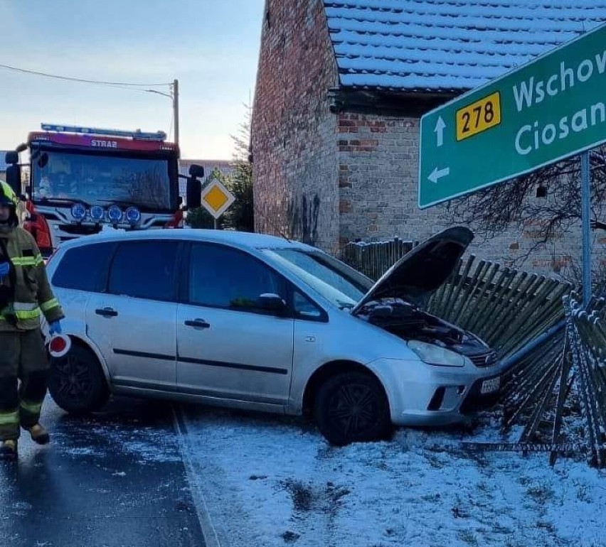 Kierujący uszkodził ogrodzenie i znak drogowy