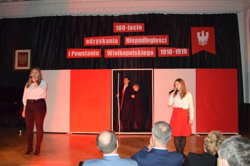 Uroczystej sesji Rady Powiatu Wągrowieckiego "Droga do wolności" towarzyszył bogaty program artystyczny. ZDJĘCIA