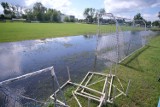 Stadion RKS Okęcie pod wodą. Klub zainwestował w trawę, a teraz liczy straty