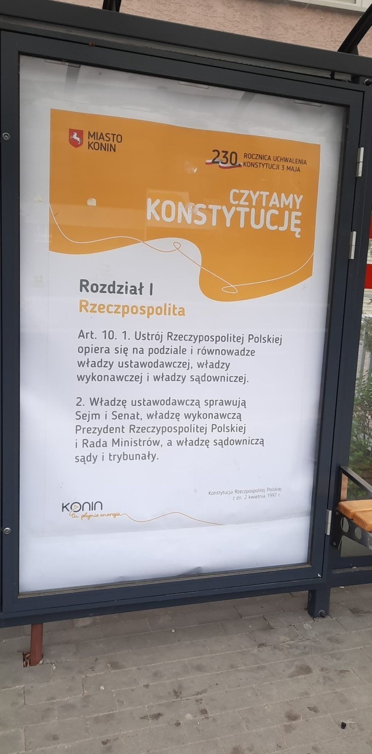 Fragmenty Konstytucji na przystankach MZK