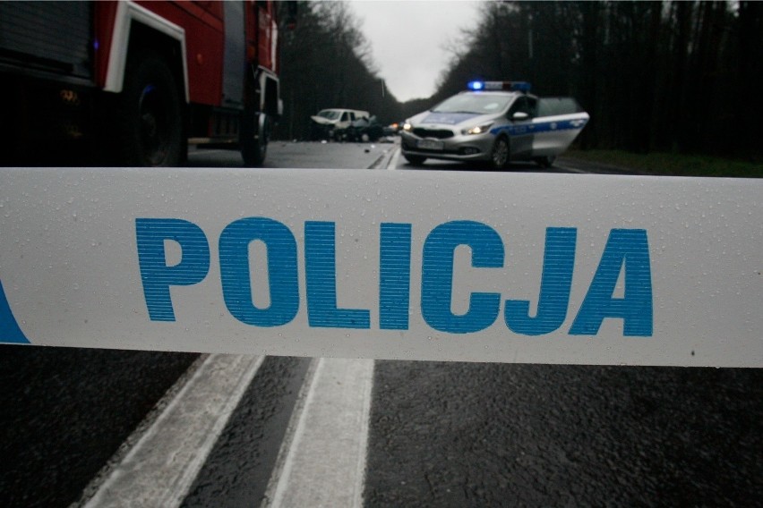 Srebrne auto porywa dzieci? Policja komentuje